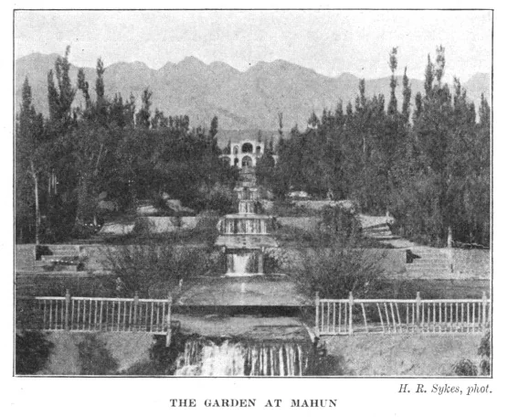 THE GARDEN AT MAHUN. H. R. Sykes, phot